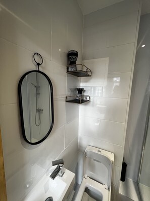 Toallas, jabón y papel higiénico