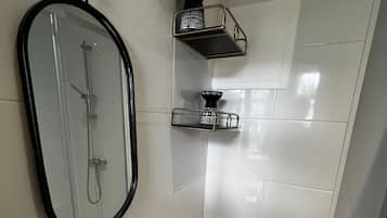 Serviettes fournies, savon, papier toilette