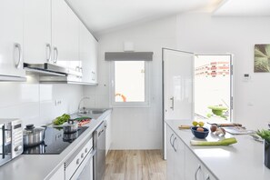 Fridge, oven, dishwasher, coffee/tea maker