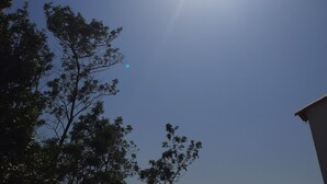 A clear sky with the sun shining brightly. - Maison 70m2 (L'Épine)
