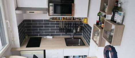 Réfrigérateur, micro-ondes, four, plaque de cuisson