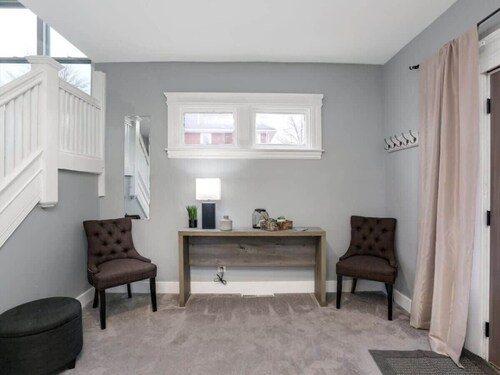 Comfortable Detroit Home | Parking | Sleeps 12
