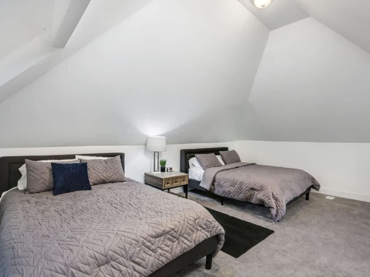 5 habitaciones, tabla de planchar con plancha, wifi y ropa de cama 