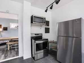 Cafetera y tetera, refrigerador, microondas y horno 