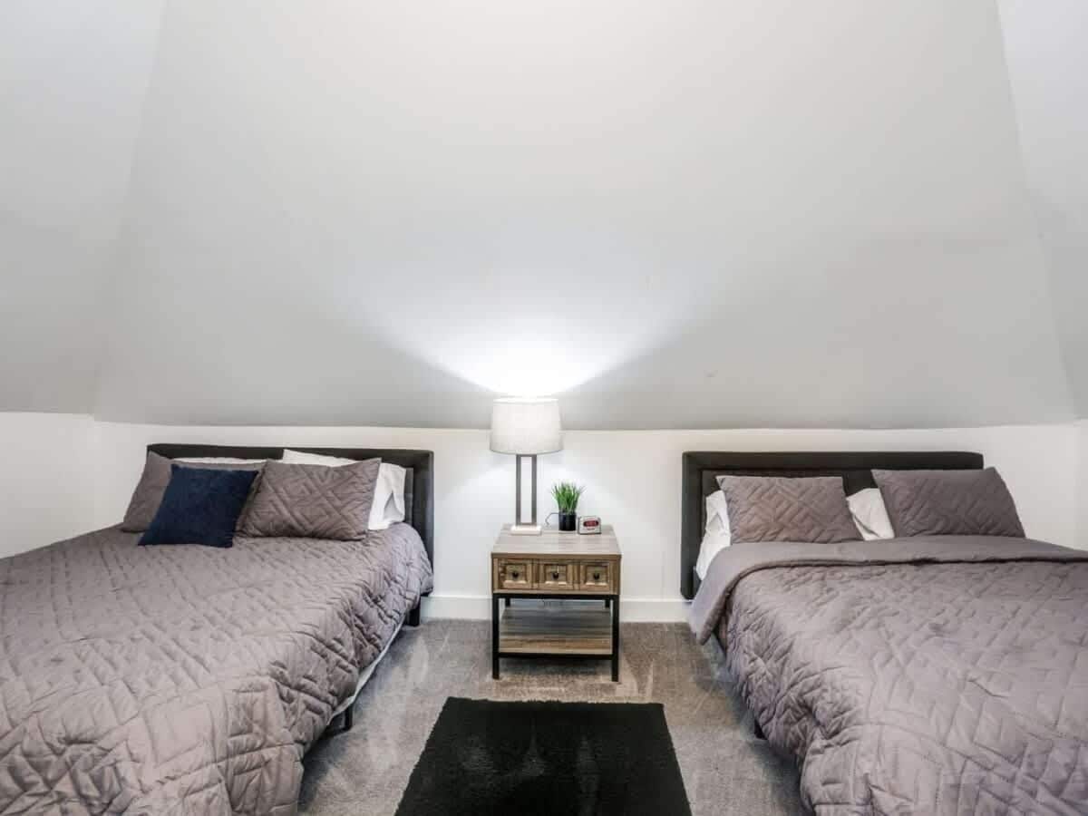 5 bedrooms, iron/ironing board, WiFi, bed sheets