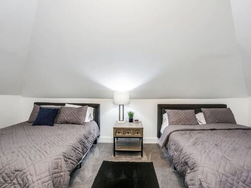 Comfortable Detroit Home | Parking | Sleeps 12