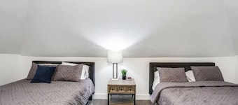 Comfortable Detroit Home | Parking | Sleeps 12