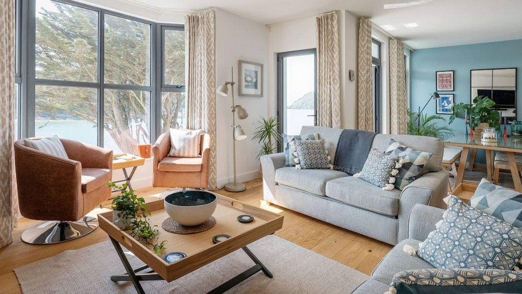 Blackstone - Stylish Apartment With Incredible Views Looking Out Over The Salcombe Estuary - Salcombe