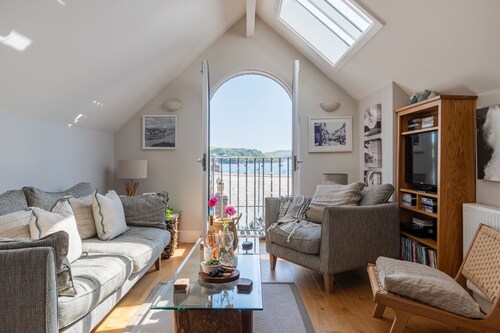 Brewery Cottage -  a bright and large holiday home for 11 guests