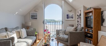Brewery Cottage -  a bright and large holiday home for 11 guests