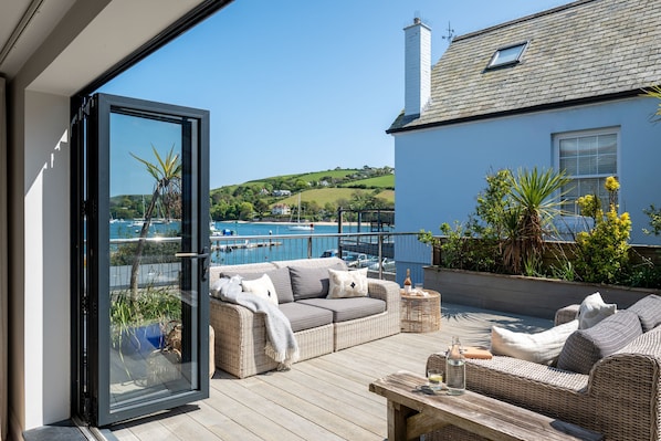 Property grounds - 1 The Strand - a sleek self-catering home overlooking the open ocean (Salcombe)