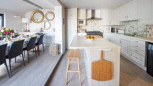 Unclassified image, 5 of 52, button - 1 The Strand -  a sleek self-catering home overlooking the open ocean (Salcombe)