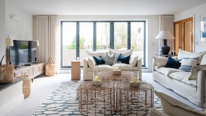 TV - 1 The Strand - a sleek self-catering home overlooking the open ocean (Salcombe)