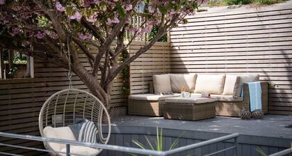 Ferry Watch - an incredible waterfront retreat