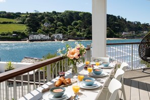 Outdoor dining - 18 The Salcombe -  an apartment that sleeps 6 guests  in 3 bedrooms (Salcombe)