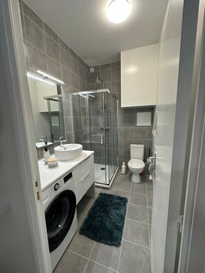 Shower, free toiletries, hair dryer, towels - Luxueux Petit Cocon sur le Port de Saint-goustan (Auray)