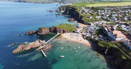 Castle Cove - a dog friendly contemporary & coastal haven in Hope Cove