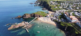 Castle Cove - a dog friendly contemporary & coastal haven in Hope Cove