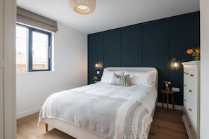 1 bedroom, desk, iron/ironing board, free WiFi - Silver Cove -  a luxury coastal apartment just moments from the beach (Hope Cove)