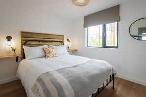 1 bedroom, iron/ironing board, free WiFi, bed sheets - Withie Cove -  a luxury coastal apartment footsteps from Hope Cove Beach (Hope Cove)