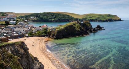 Withie Cove - a luxury coastal apartment footsteps from Hope Cove Beach