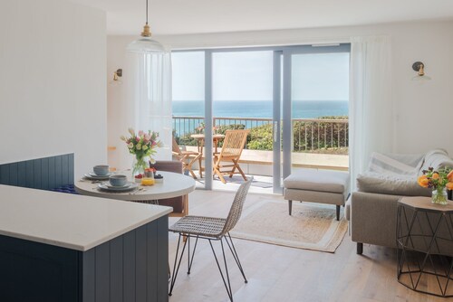 Forest Cove - central Hope Cove apartment footsteps from the beach