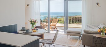 Forest Cove - central Hope Cove apartment footsteps from the beach