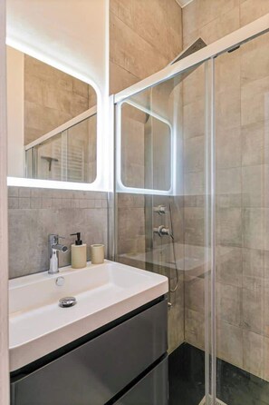 Shower, hair dryer, towels, shampoo