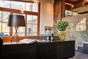Luxury Chalet | Living area | 100-cm Smart TV with digital channels, TV, Netflix - Serviced Luxury Chalet Evi (Kaprun)