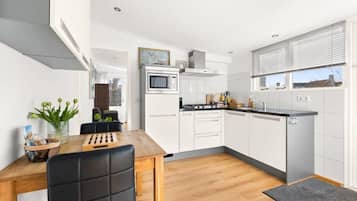 Een koelkast, een kookplaat, een koffiezetapparaat/waterkoker