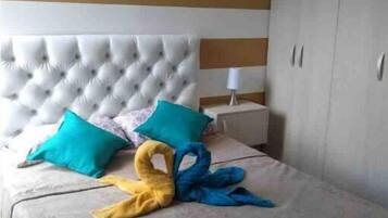 2 soverom, skrivebord, strykejern/-brett og reiseseng for barn