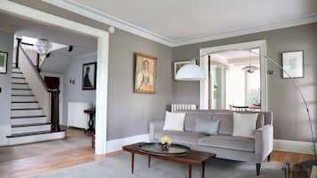 Smart TV, fireplace, books, stereo