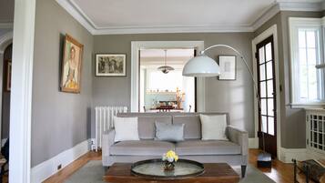 Smart TV, chimenea, libros y oficina