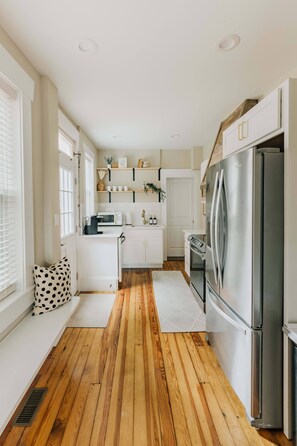 Fridge, microwave, oven, stovetop - Quaint, Boho Home in Lancaster City (Lancaster)