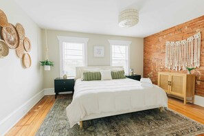 3 bedrooms, iron/ironing board, travel crib, WiFi - Quaint, Boho Home in Lancaster City (Lancaster)