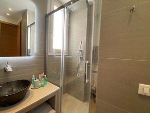 Sèche-cheveux, serviettes fournies, papier toilette