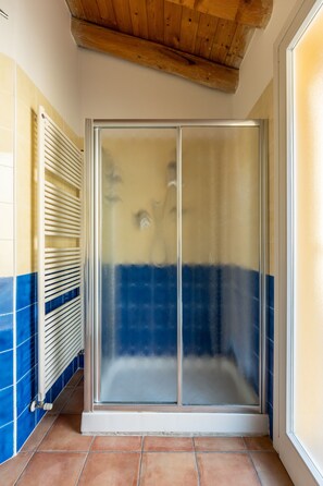 Classic Apartment | Bathroom | Shower, hair dryer, bidet, towels - Bertiera Apartments by Wonderful Italy (Bologna)