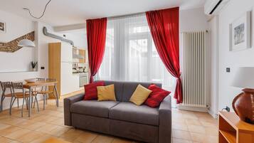 Căn hộ cơ bản | Khu phòng khách | TV 35-inch có truyền hình kỹ thuật số