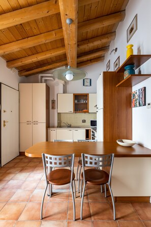Apartament clàssic | Cuina privada | Frigorífic, microones, forn i utensilis de cuina, vaixella i coberteria