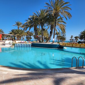 Una piscina cubierta, una piscina al aire libre de temporada