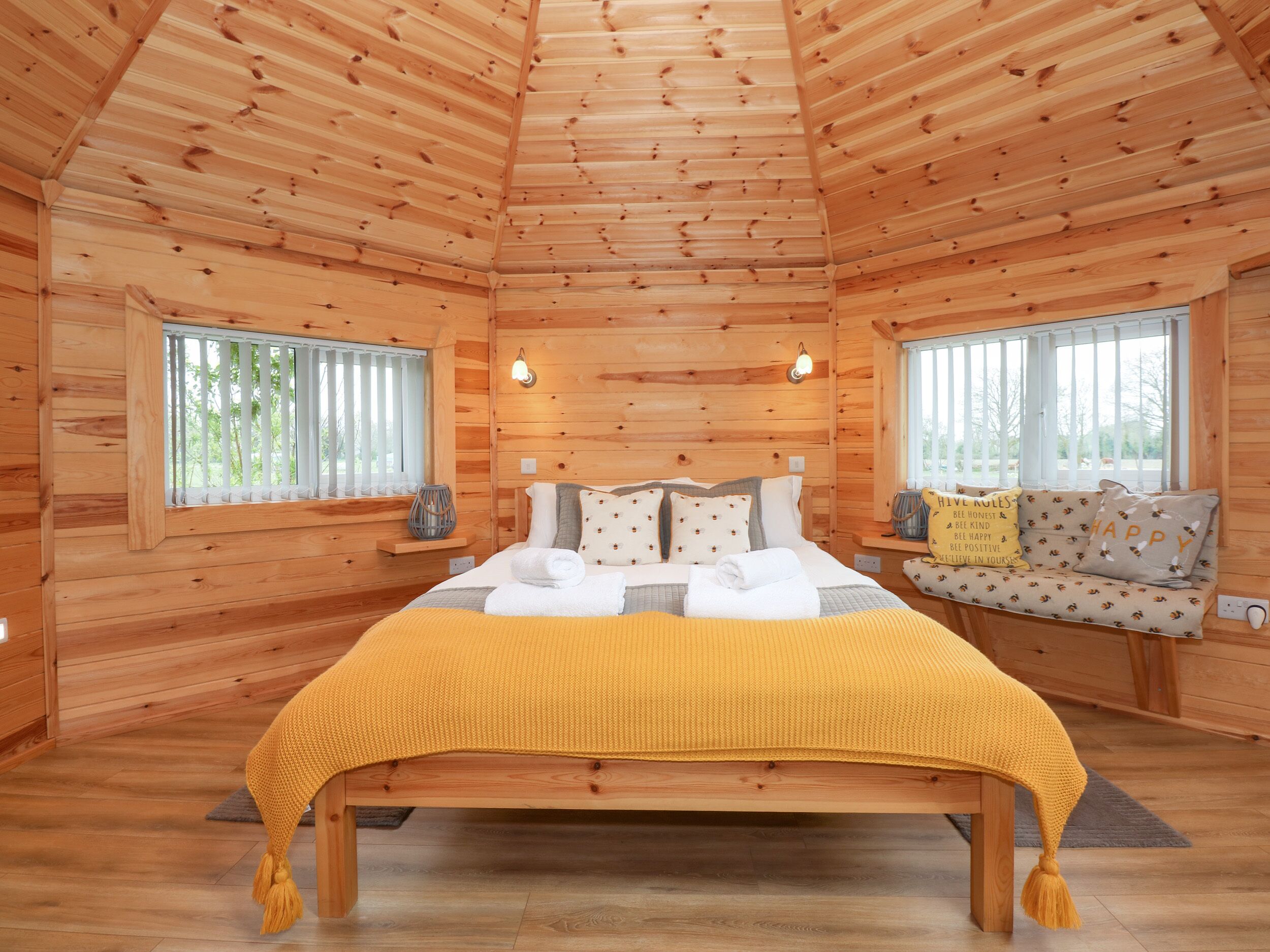 Honeybee Retreat, Romantic, With Hot Tub In King's Lynn - 케임브리지셔