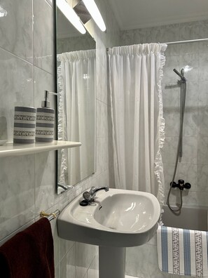 Haartrockner, Handtücher, Seife, Shampoo