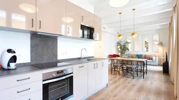 Coffee/tea maker, fridge, microwave, oven