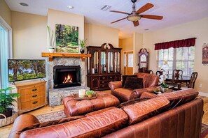 Smart-tv, eldstad och en stereo