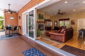 Smart TV, fireplace, stereo