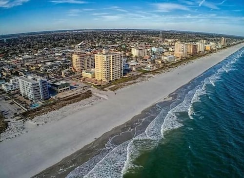 Beach, restaurants, shopping and near Mayo Clinic!