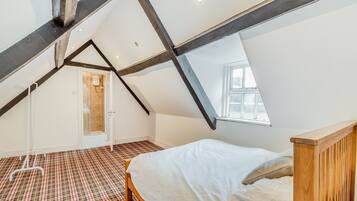 8 bedrooms, free WiFi, bed sheets