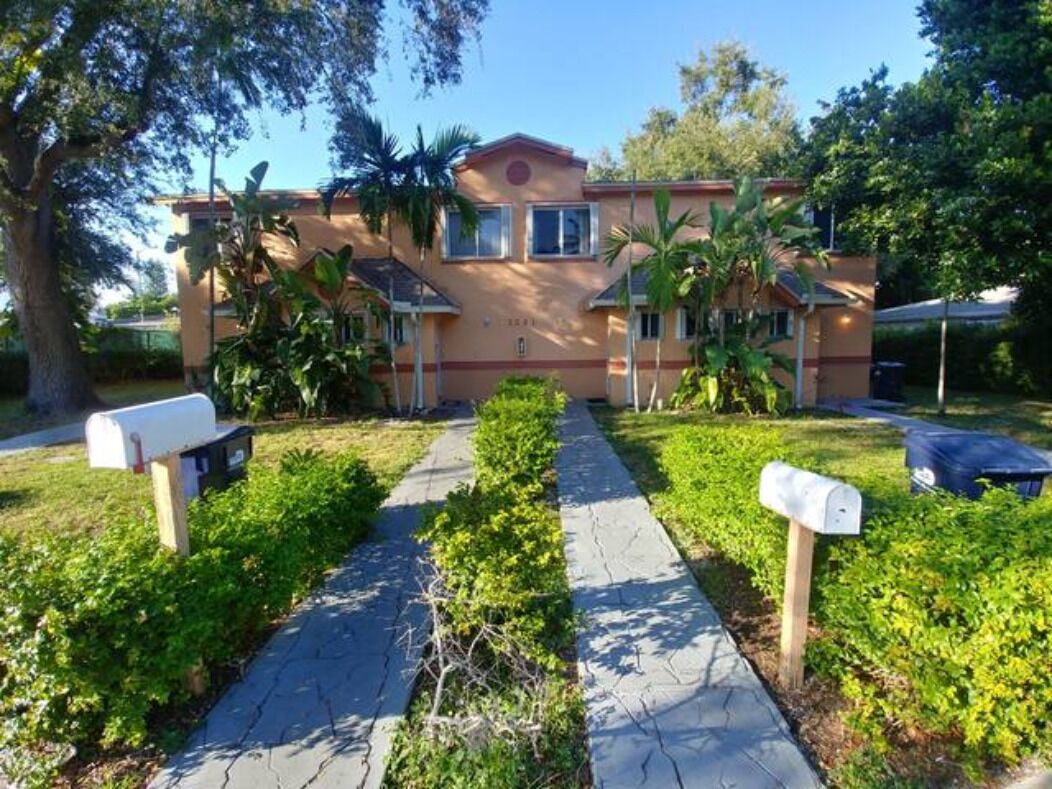 Updated Townhouse Near Beach & Aventura Mall-Large Prvt Yard