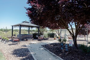 Banyera d'hidromassatge a l'aire lliure