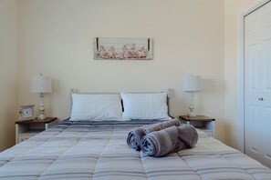 4 slaapkamers, een bureau, een strijkplank/strijkijzer, reisbedje